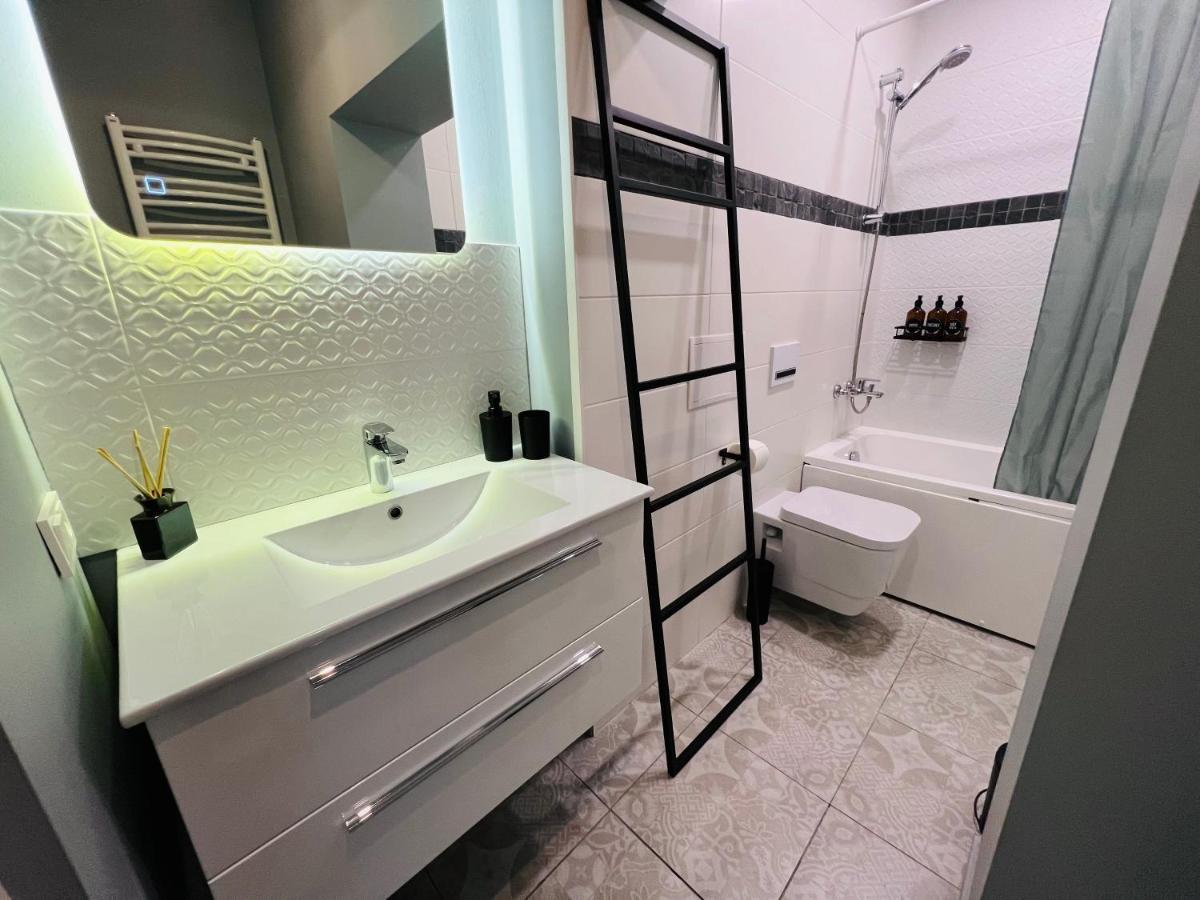 The Right Coast Apartment With Free Private Parking Riga Bagian luar foto